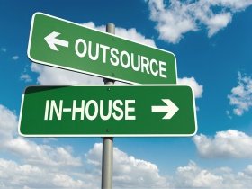 Was ist Outsourcing?  (© Jane – stock.adobe.com)